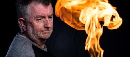 Mann med en stor flamme i hånden