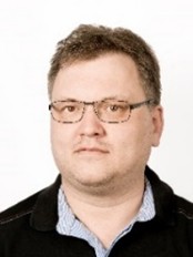 Mann med mørkt hår.foto