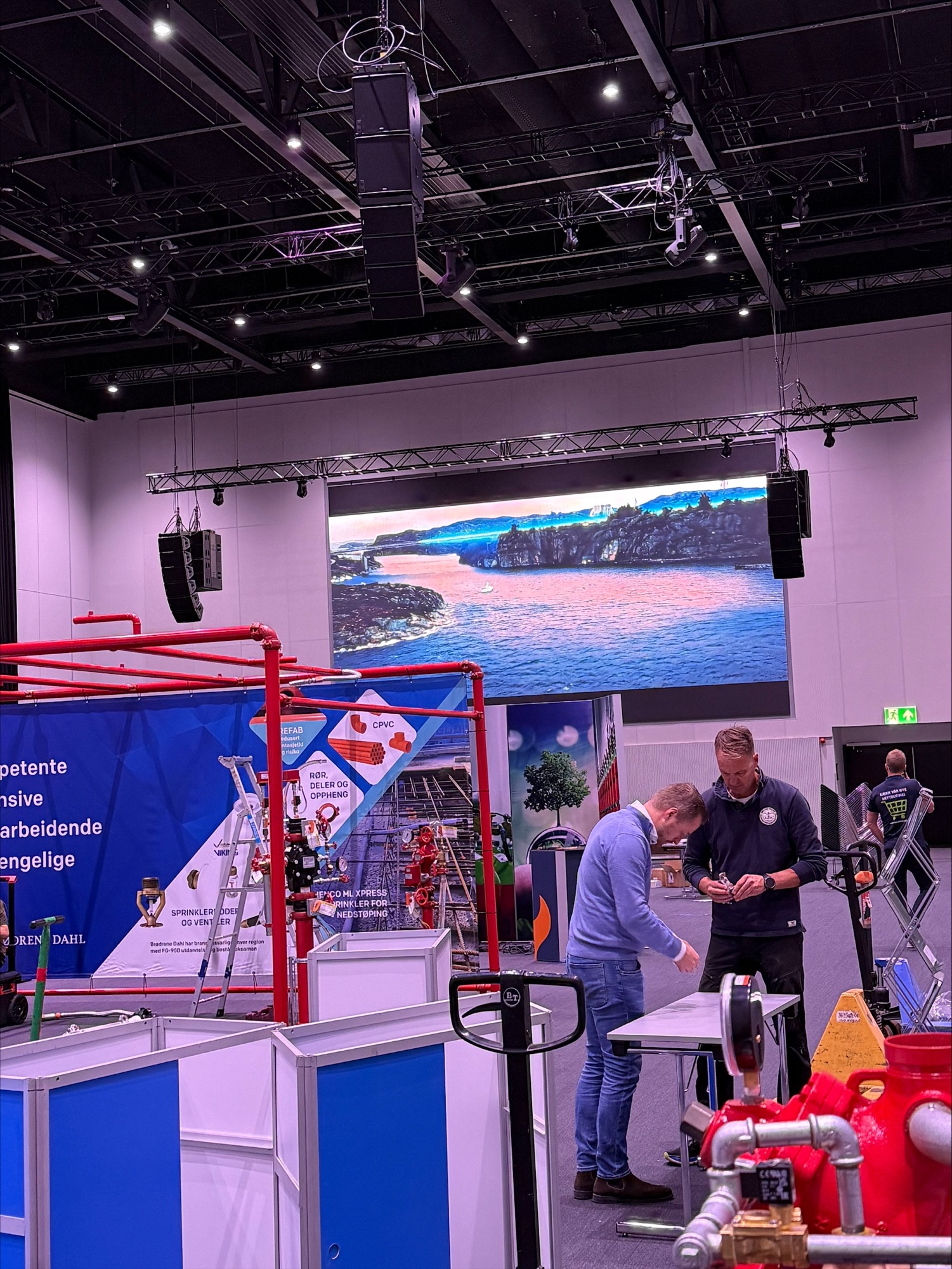 Bilde av utstillere til sprinkler konferansen som rigger opp utstiller stand
