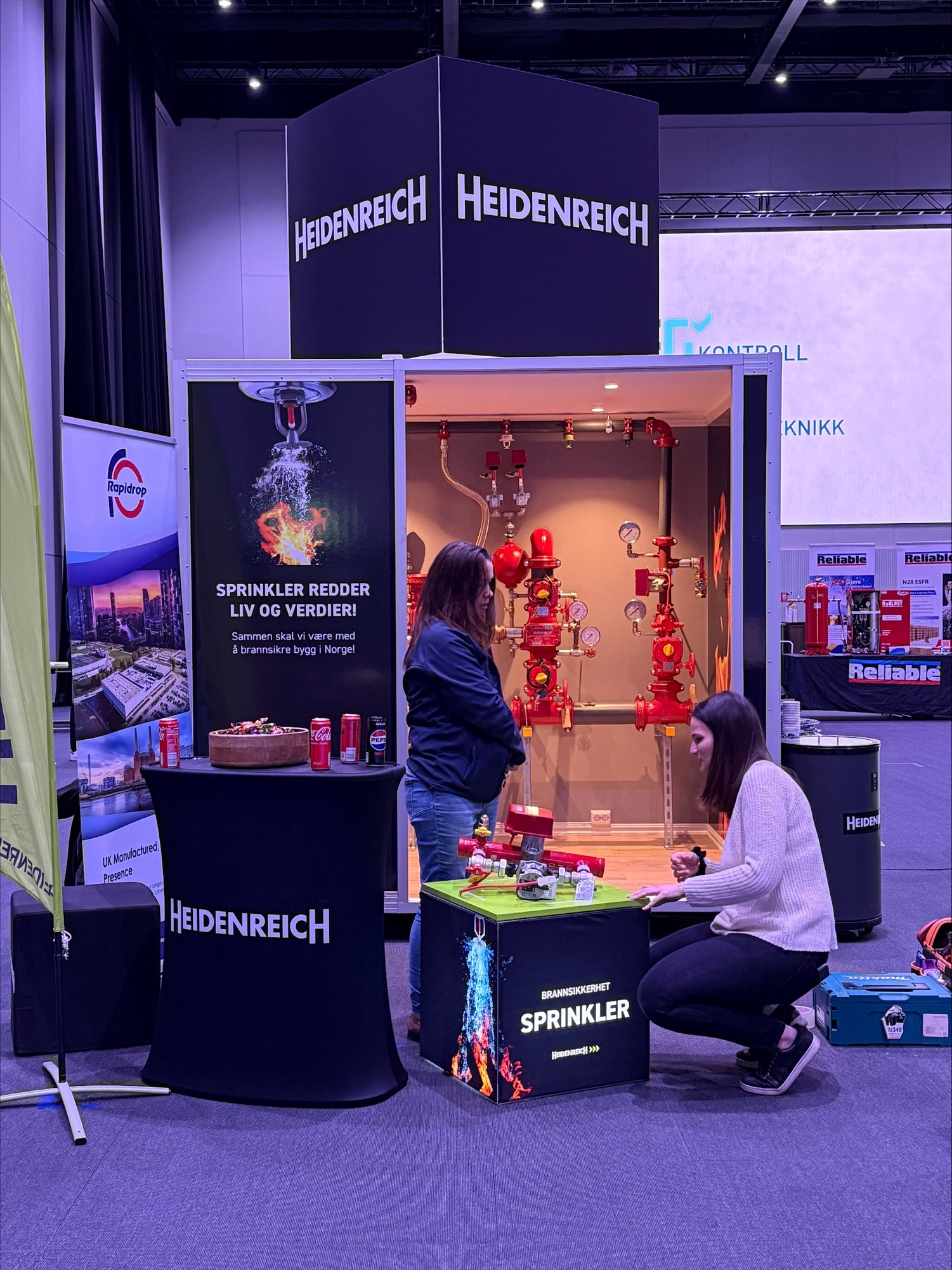 Bilde av utstillere til sprinkler konferansen som rigger opp utstiller stand